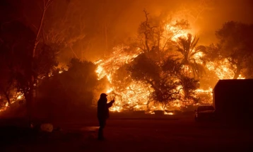 Dick Van Dyke among thousands evacuating from California wildfire