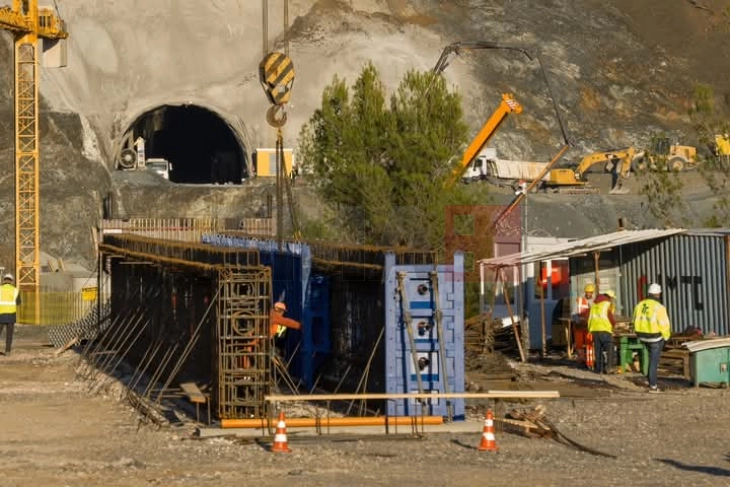 Balluku: Shqipëria dhe Maqedonia e Veriut do të lidhen me tunel dhe pikë të re kufitare