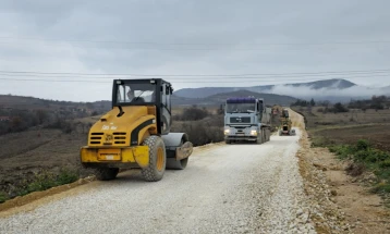 Почна изградбата на локалниот пат помеѓу кумановските села Косматац, Мургаш и Новосељане