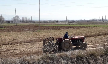 Производителите да продолжат со заштита на посевите, да се зацврстат и пластениците поради најавите за засилен северен ветер