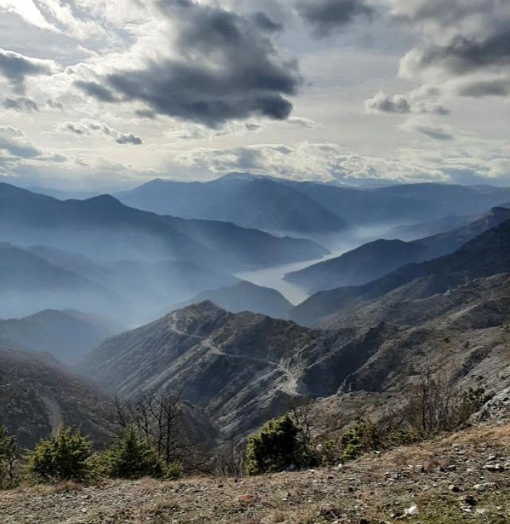 Mot i ndryshueshëm me vranësira, pasdite shi i kohëpaskohshëm, ndërsa në male borë