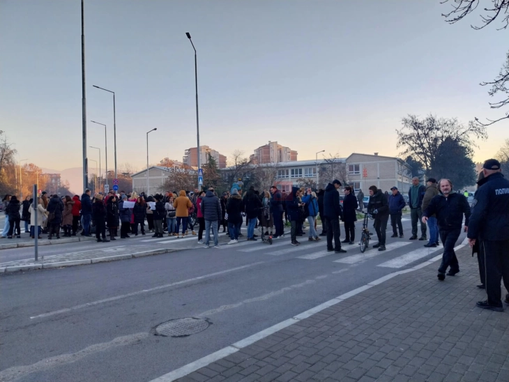 Протест на родители пред ООУ „Љупен Лапе“ во Аеродром, бараат да се реши проблемот со небезбедната крстосница