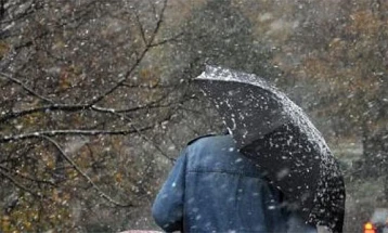 Deri të premten mot stabil, gjatë fundjavës me reshje të shiut