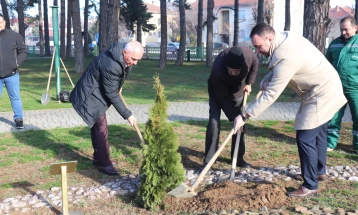 Актерот Борис Чоревски засади дрвце во Алеја на наградените за животно дело во Битола