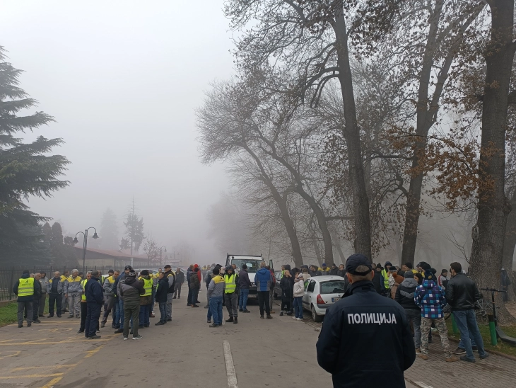 Протест на вработени во ЈП „Улици и патишта“, бараат исплата на плата и К-15