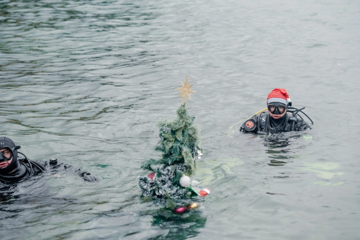 Divers decorate underwater Christmas tree in Ohrid 