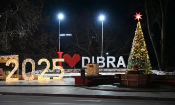 Во Дебар светна новогодишната елка