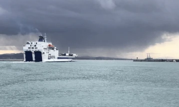 Невреме во Албанија, забранета пловидбата, во Тирана паднати дрвја, на повеќе места обилни снежни врнежи