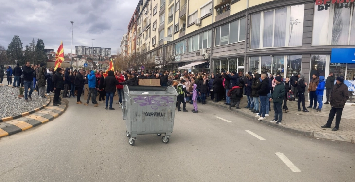 Двочасовна граѓанска блокада на улици во Кочани против повторното исфрлање отпад од други општини на кочанската депонија