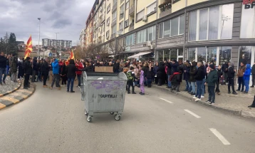 Двочасовна граѓанска блокада на улици во Кочани против повторното исфрлање отпад од други општини на кочанската депонија