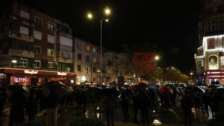 Protesta e opozitës në Tiranë me bllokim e rrugëve, pjesëmarrësi edhe Berisha, nuk kanë munguar përplasjet me policinë