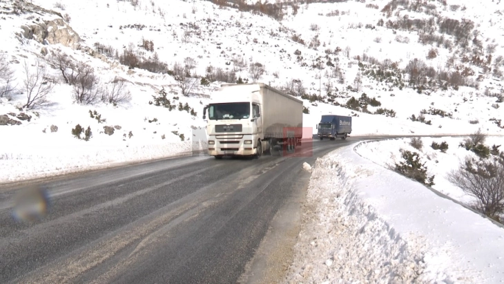 Hiqet ndalesa për automjete të rënda transportuese përmes grykës malore Strazhë dhe në rrugën Kriva Pallankë - VK Deve Bair