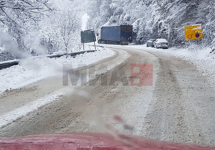 Hiqet ndalesa për qarkullim të automjeteve të rënda në rrugën Kërçovë - Gostivar, përmes Strazhës