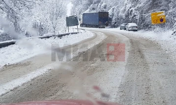 Hiqet ndalesa për qarkullim të automjeteve të rënda në rrugën Kërçovë - Gostivar, përmes Strazhës