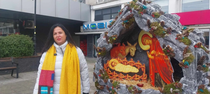 Здружението „Бадникови поворки“ ја постави божиќната пештера на градскиот плоштад Куманово