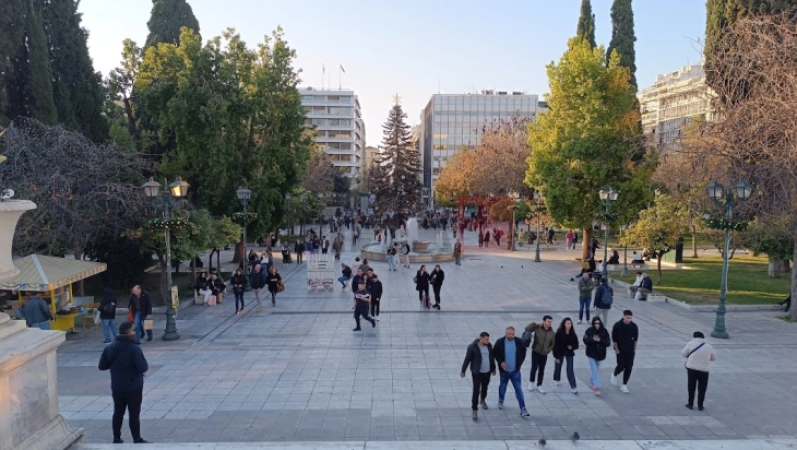 Поскапа празничната трпеза во Грција, но не им го расипува празничното расположение на Грците