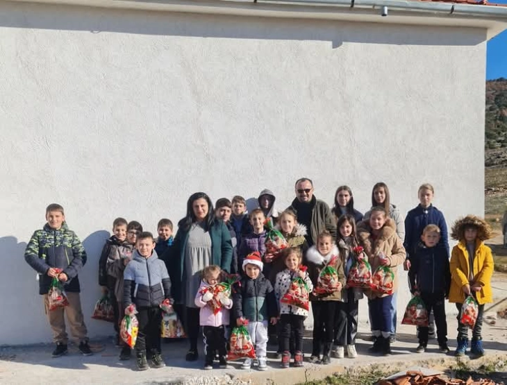 Македонски активисти ги стоплија срцата на децата во Туминец, Мала Преспа, доделувајќи им новогодишни пакетчиња