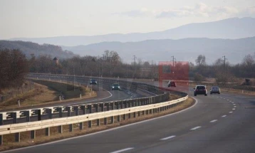 Komunikacioni zhvillohet në kushte dimërore, nëpër rrugë kryesisht të thata