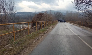 Забранет за сообраќај мостот на Вардар кај Башино Село на влезот на Велес