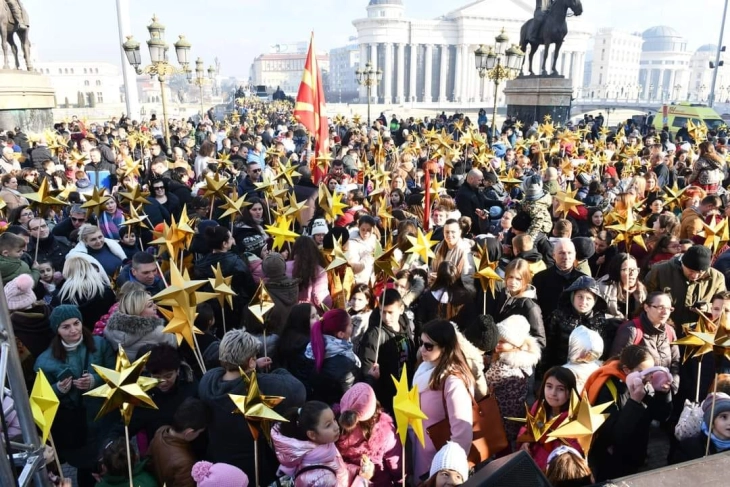 Бадникови поворки во Скопје и 80 градови и села во земјава и дијаспората