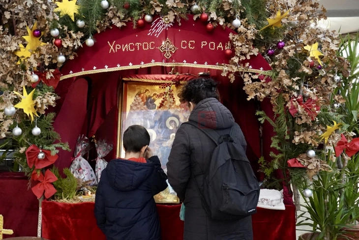 Православните христијани го слават Рождеството Христово – Божик