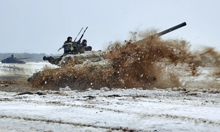 Руските сили нападнаа воени аеродроми и магацини за оружје во Украина