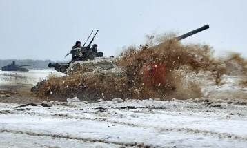 Forcat ruse sulmuan aeroporte ushtarake dhe depo për armë në Ukrainë