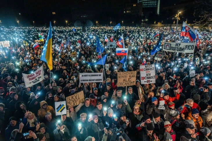 Протести по улиците на Братислава и другите словачки градови: „Словачка не е Русија“