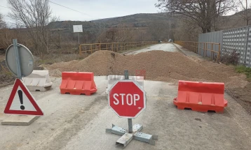 Стручњаци од Градежниот  факултет со дополнителни испитувања на мостот на Вардар кај Башино Село 