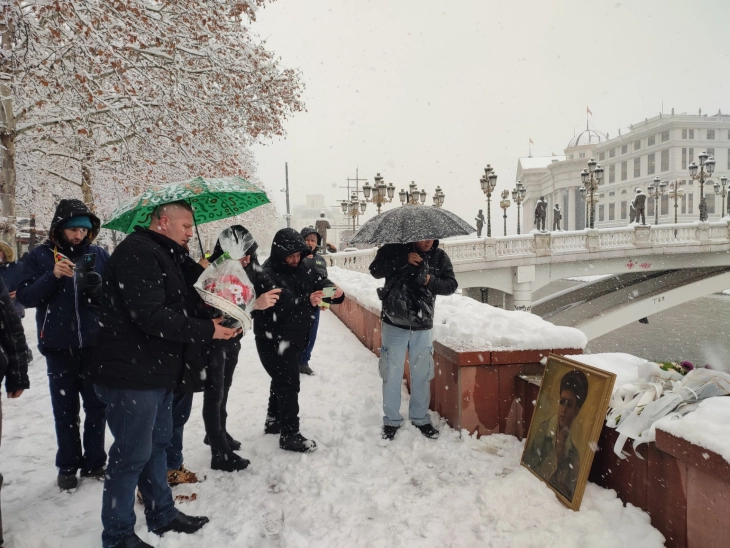 Македонски Бугари оддадоа почит пред спомен-плочата на Мара Бунева во Скопје