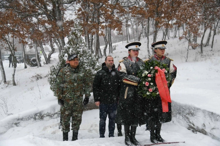 Misajlovski, Lafchiski lay flowers at Blace in memory of dead peacekeepers