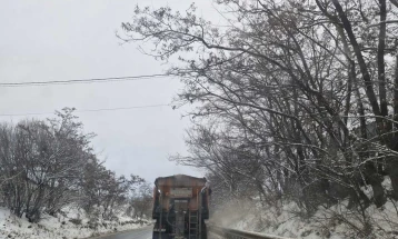 Екипи и механизација на ЈП Македонијапат го расчистуваат снегот и ги одржуваат проодни патиштата