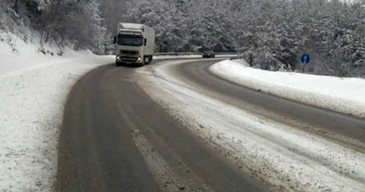 Një kamion i përmbysur mbyll autostradën nga Demir Kapia në Smokvicë