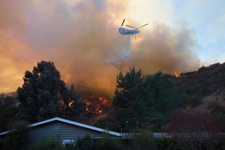 Të paktën 24 të vdekur në zjarret në Los Anxhelos