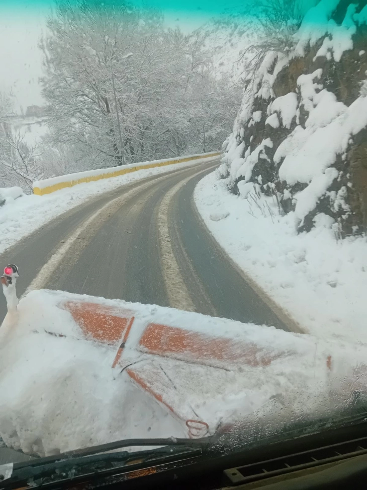 Ministria e Transportit: Rrugët pastrohen, të dejtohen automjetet me kujdes