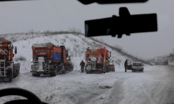 Për shkak të rëshqitjes së makinerisë për pastrimin e borës në ndërprerje komunikacioni në rrugën Gjevgjeli-Bogdanc