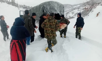 Поради блокирани патишта од снегот, во транспорт на болно дете од Голо Брдо се вклучи албанската армија