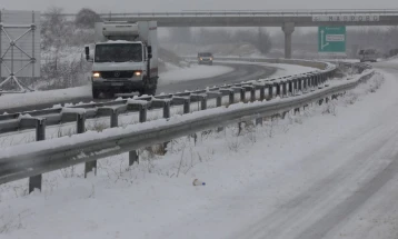 Ndalesa për automjete transportuese në shtet, të reshura të borës priten edhe sonte