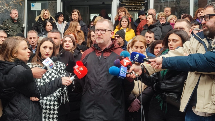 Vazhdon protesta e organizuar nga AOJSHQ, 988 të punësuar nuk e kanë marrë pagën e dhjetor