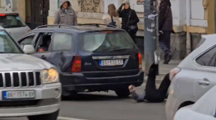 Автомобил удри девојка за време на блокадата на протестите во центарот на Белград