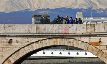 Mëngjesi i ftohtë, gjatë ditës me diell dhe me vranësira të vogla deri mesatare