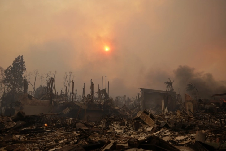 Slow return to burnt areas of Los Angeles, 27 confirmed dead