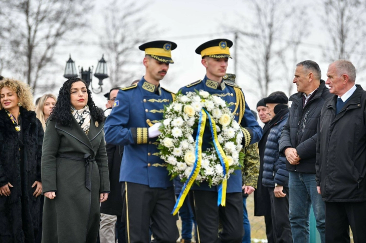 Presidentja e Kosovës, Osmani bëri homazhe në Dubovik për nder të Jusuf e Bardhosh Gërvallës si dhe në Prishtinë tek busti i Kadri Zekës