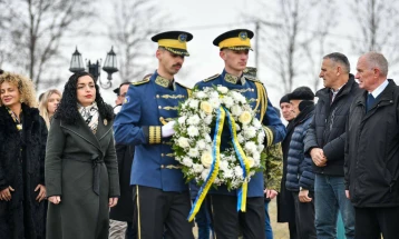 Presidentja e Kosovës, Osmani bëri homazhe në Dubovik për nder të Jusuf e Bardhosh Gërvallës si dhe në Prishtinë tek busti i Kadri Zekës