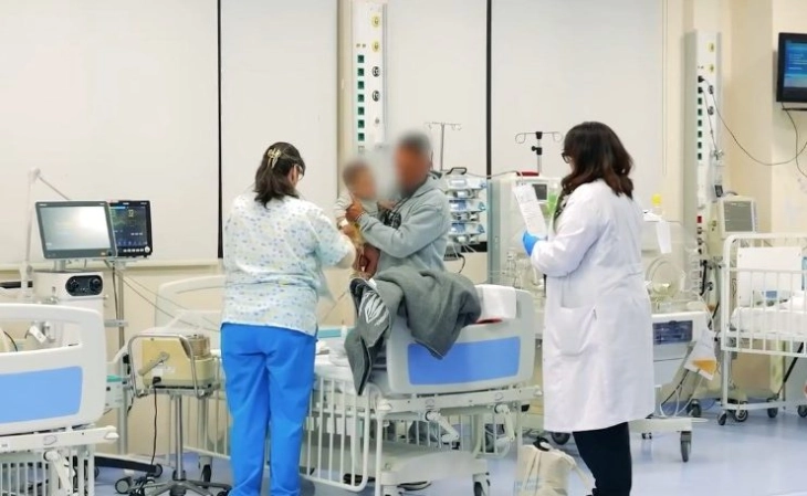 Në Shqipëri është strehuar një familje nga Gaza, një fëmijë një vjeçar është hospitalizuar