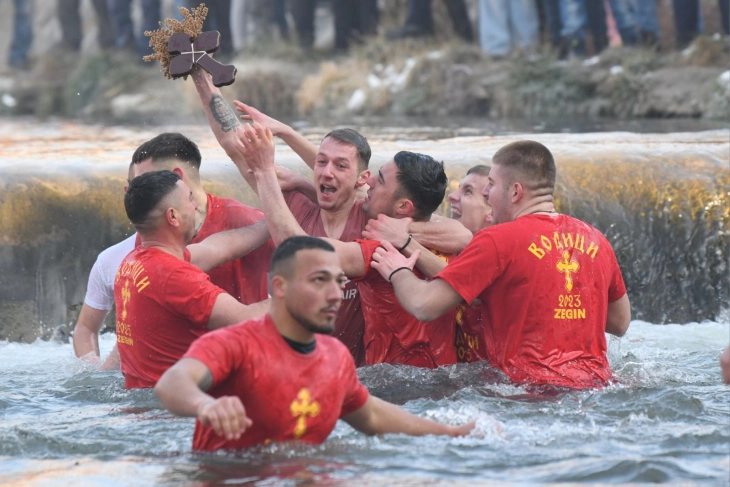 Бојан Јовевски го извлече крстот од осветените води на Крива Река