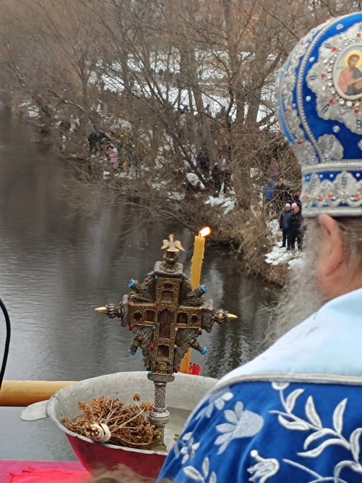 Во Штип традиционално светиот крст беше положен на две локации во водите на реката Брегалница