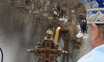 Во Штип традиционално светиот крст беше положен на две локации во водите на реката Брегалница