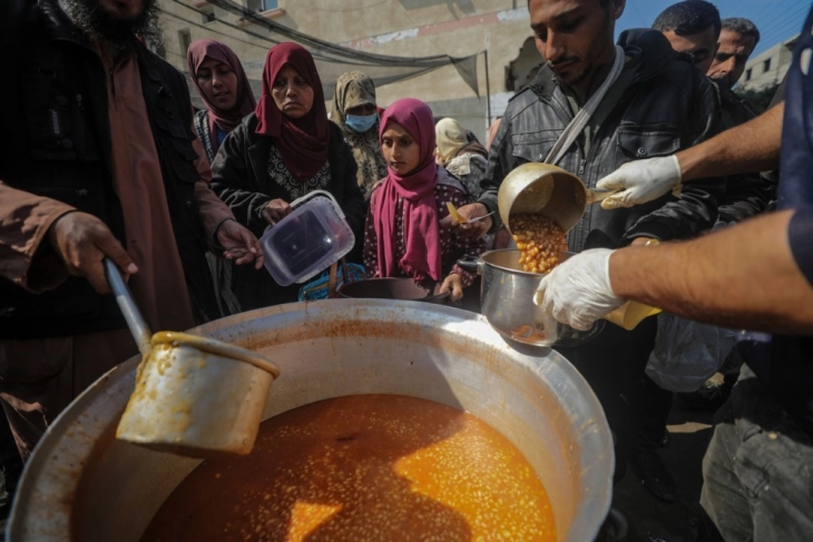 UNRVA: 4.000 kamionë me ndihma humanitare gati për të hyrë në Gazë