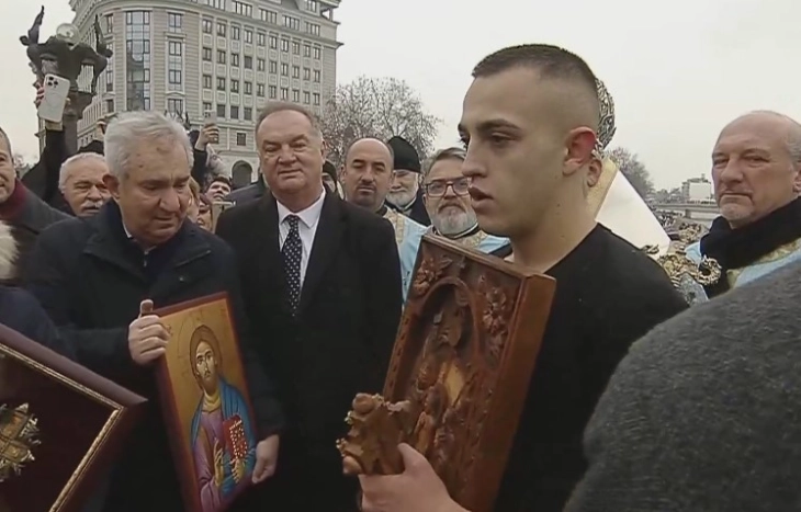 Теодор Јовевски го фати светиот крстот во реката Вардар во Скопје